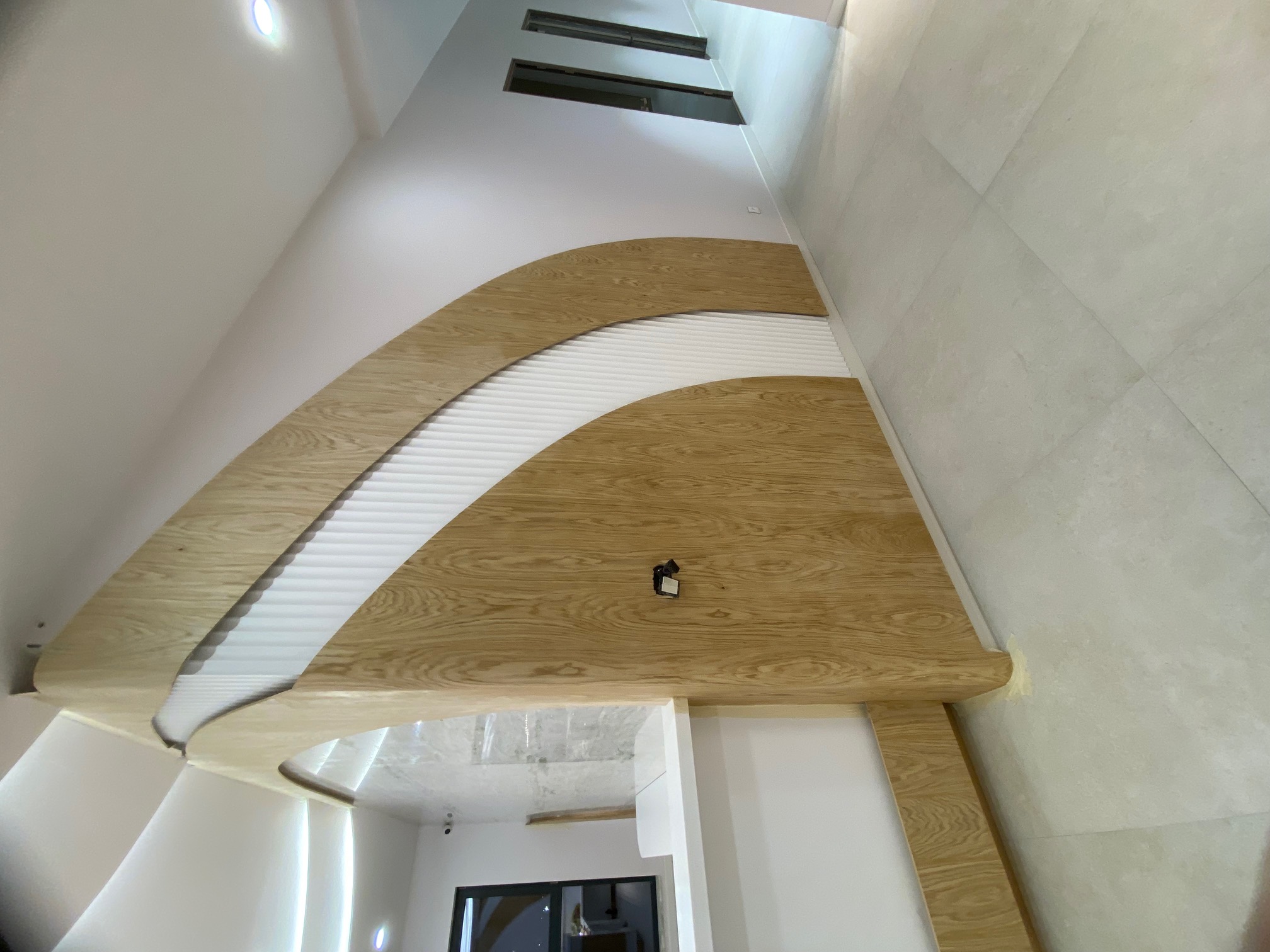 Страничен детайл на облицовката и светлинната линия