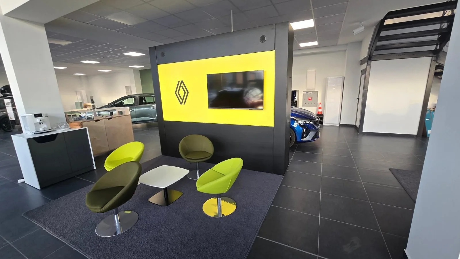 Renault — showroom с идентичност — Представителни и бизнес пространства