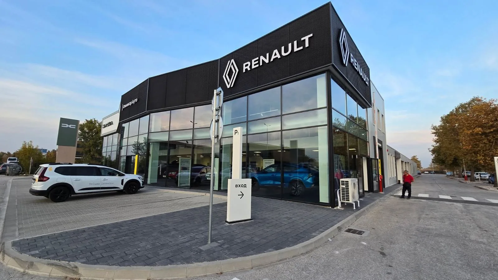 Фасада на Renault showroom и завършената клиентска зона
