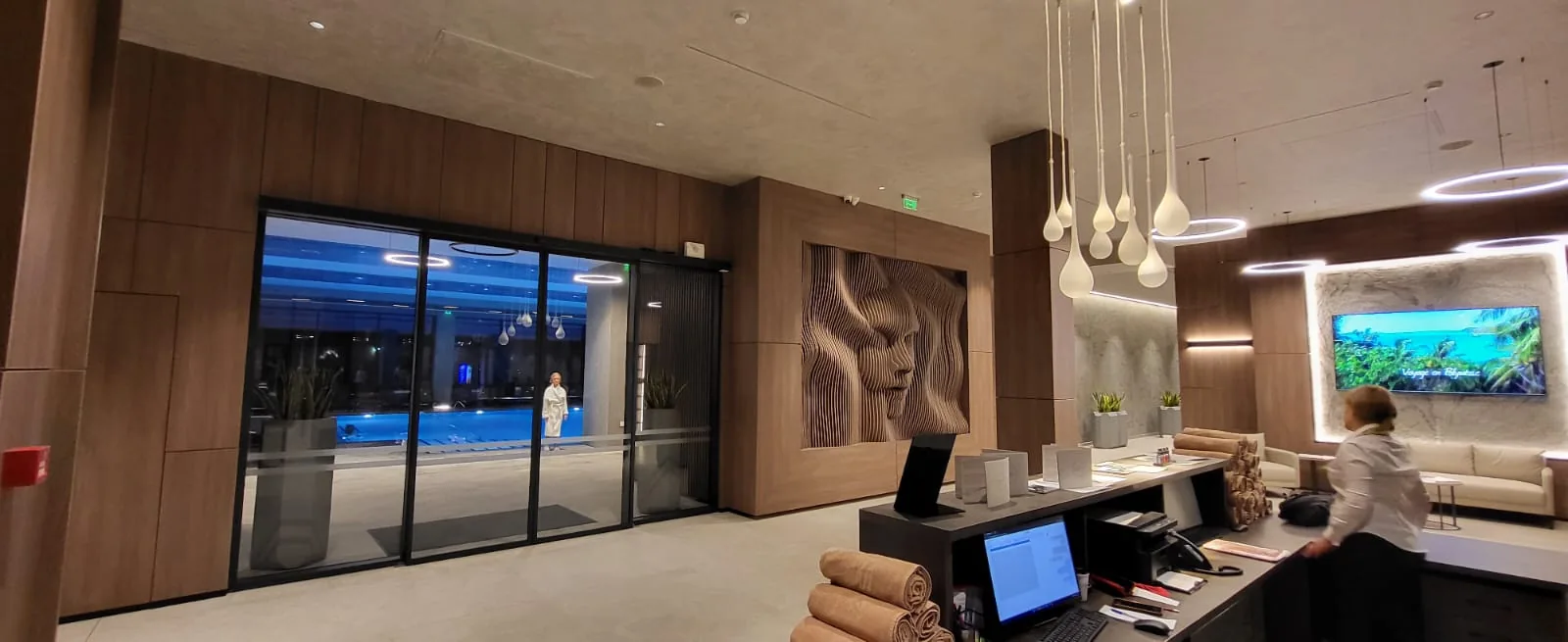 Представителна lounge зона с орех и камък